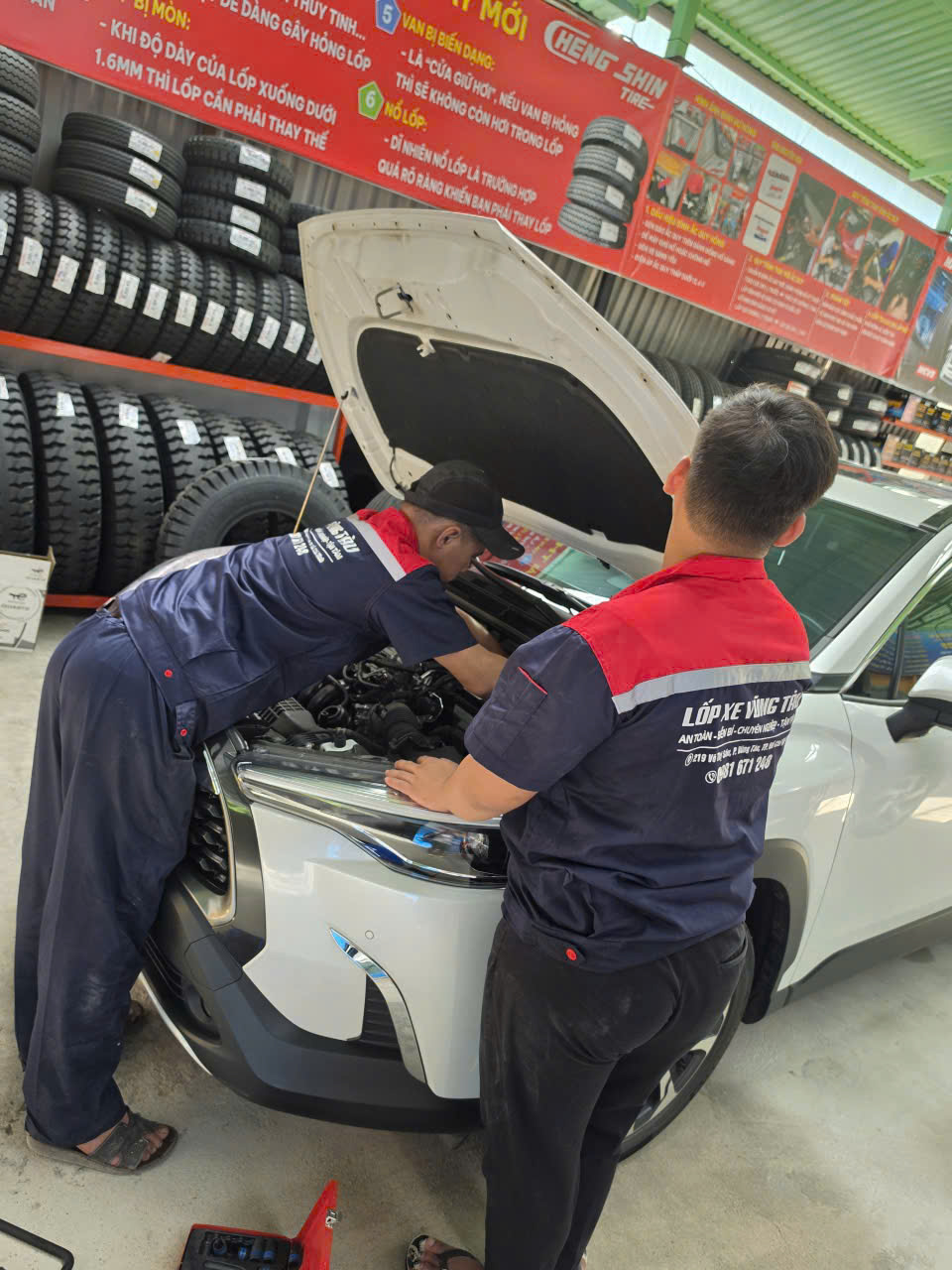 Kiểm tra ắc quy xe khách hàng tại garage lopxevungtau.com